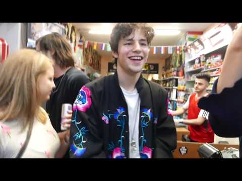 liam legt auf in berlin!!!  kennt jemand die songs??