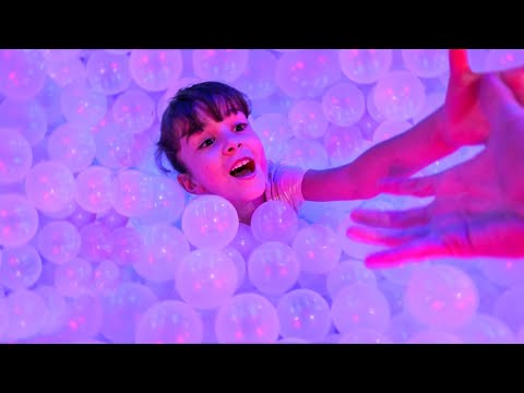 LAURA CAIU NA PISCINA DE BOLINHAS