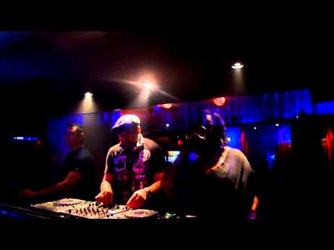 Mustafa & Lisa Millett performing "Bring me down" @ Na Sala, Belo Horizonte, Brazil.mov