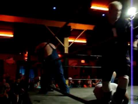 Fan Cam: "Pacific Coast Player" JT Evans and Native Assassin Square off During Battle Royal