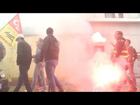 French commuters face second day of travel chaos