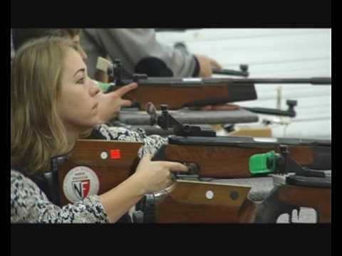 Młodzi na strzelnicy