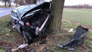 Wideo: Citroen rozbity na drzewie. Kolizja przed wjazdem do Leszna od strony Lipna