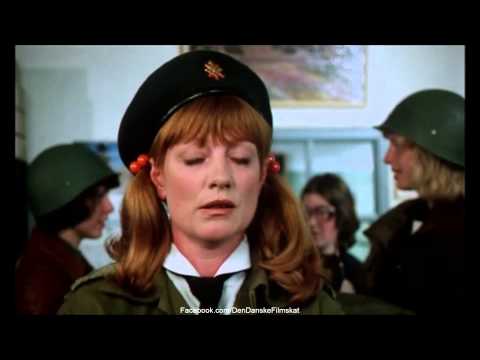 Piger i trøjen (1975) - Udlevering af udstyr