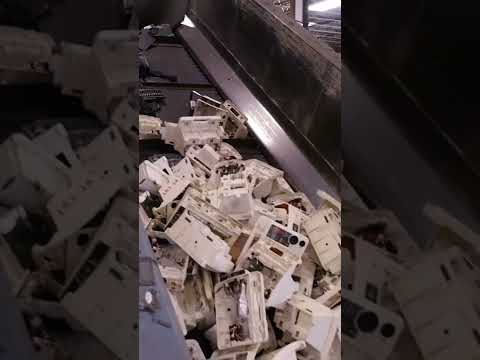 電子垃圾是如何#回收的#短褲#電子垃圾 (How electronic waste is #recycled #shorts #electronicwaste)