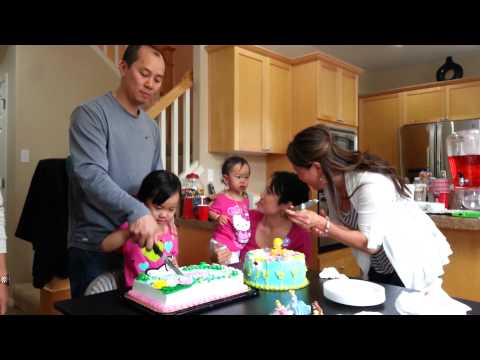Sofia & Sara cutting cakes