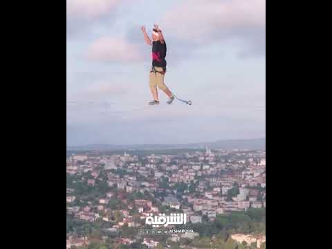 شاهد بالفيديو.. مغامر إستوني يعبر من آسيا إلى أوروبا مشياً فوق "حبل" قاطعاً مسافة تجاوت كيلومتراً فوق بحر البوسفور