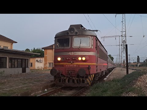 Рано сутрин на гара Каспичан.БВ 2627 потегляза Варна,КПВ 20282 с ЕМВ 32 127 и 43 309 прави маневра.