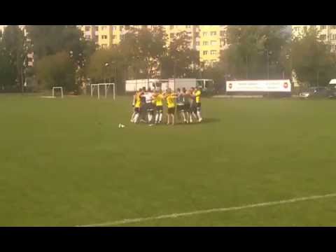 Radość piłkarzy Coco Jambo Warszawa po zwycięstwie z Wisłą Jabłonna