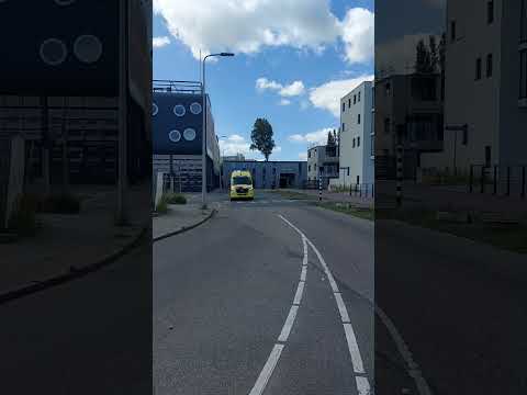 Ambulance 15102 Post Laak met spoed naar een melding in Rijswijk