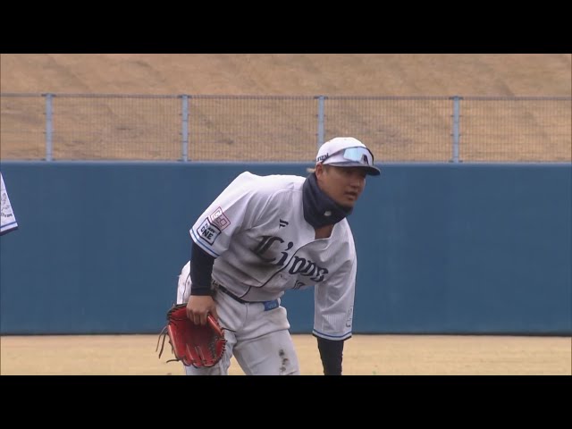 【春季キャンプ】ファンからも大きな拍手!! ライオンズ・佐藤龍世が素早いチャージで併殺を決める!!  2024年2月16日 埼玉西武ライオンズ