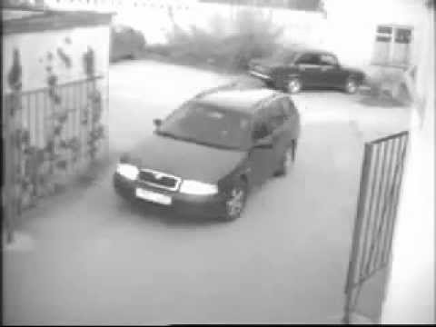 Kobiety za kierownicą - perfekcyjny wjazd w bramę :)