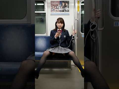 電車の中の奇妙な制服少女