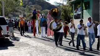 preview picture of video 'TZITZIO - Fiesta 8 de Abril 2012  Desfile'