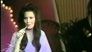 Loretta Lynn sings &quot;Coal Miner&#39;s Daughter&quot; 1971