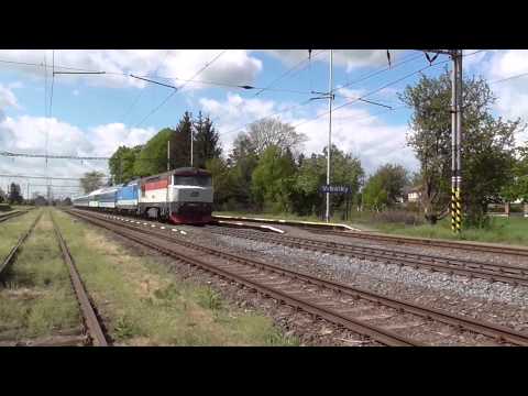 749.107-9 a 362.175-2 na vlaku R 907 projíždí stanicí Vrbátky