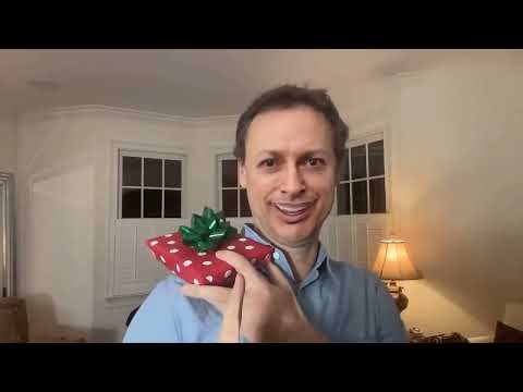 Jeff Goldblum opens a gift from Sylvester Stallone (KDL Clip)