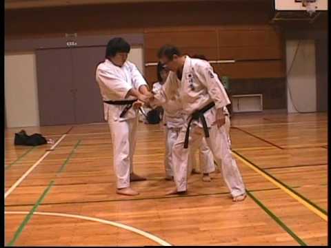 空手の型　三戦による内払い崩し及び中割れによる３人内払崩し