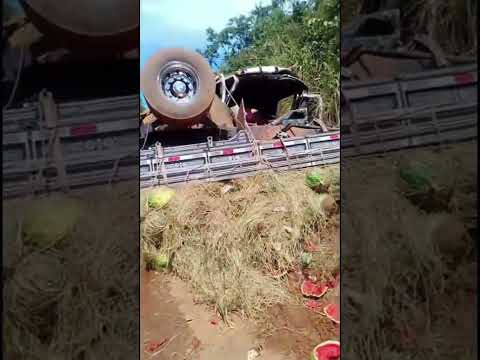 Caminhão Carregado De Melancia Tomba Após Outro Bater Em Sua Traseira, Serra de Santa Fé de Goiás