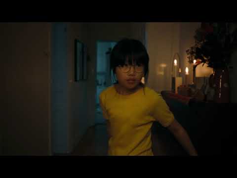 Agerar som bråkande förälder i vardagsrummet när "vår dotter" ser oss i skuggorna. Agerar som bråkande förälder i vardagsrummet när "vår dotter" ser oss i skuggorna.