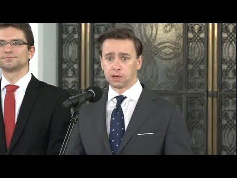 Prawacki degenerat kompletnie naćpany na konferencji.