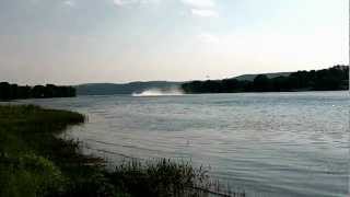 preview picture of video 'Avion-citerne au Lac Cayamant (ravitaillement et décollage)'