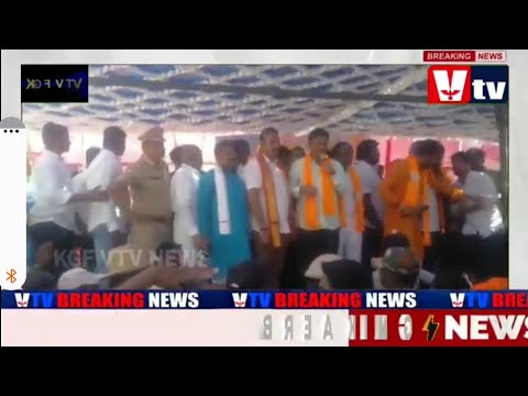 KOLAR MP & BANGARPET MLA SN STAGE DRAMA. CONGRESS & BJP SUPPORTERS VERBAL CLASH