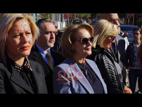 Vendoset busti Papa Gjon Palit te II-te ne sheshin prane stadiumit | ABC News Lajme