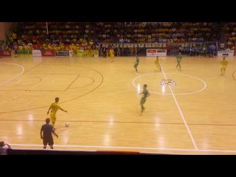 Disparo de Rafa Usín que se marcha fuera por poco