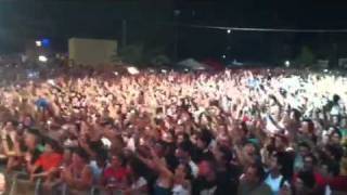 in 10,000 cantano Radici ca tieni con i Sud Sound System Gallipoli 9-8-2011