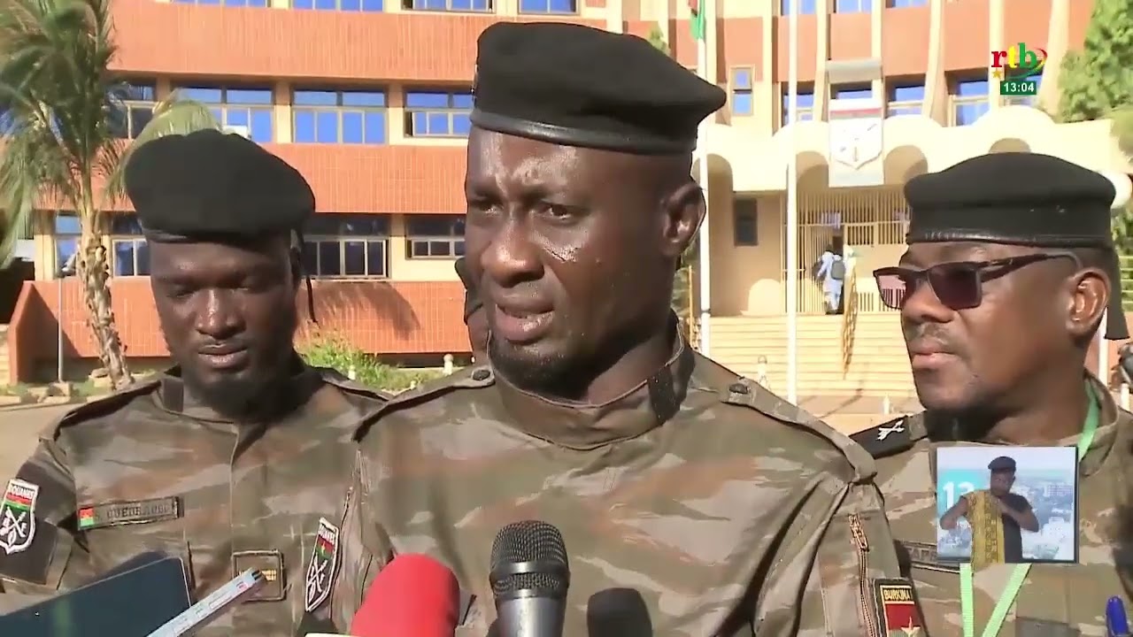 Montée des couleurs à la DG des Douanes : deux gabelous félicités pour leur acte de bravoure