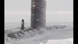 Впечатляющее зрелище всплытия подводных лодок из подо льда.