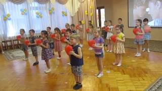 Смотреть онлайн Детский танец с сердечками в детском саду