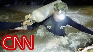 Divers close in on missing boys soccer team in Thailand