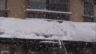 preview picture of video 'Roof Snow Manual Snow-removal work (area of heavy snowfall) 屋根雪の除雪（雪下ろし）'