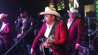 Los alegres de la sierra ft Elio Vega en vivo “pase y pase”