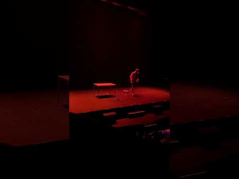 Ignatius Farray se cae en el escenario