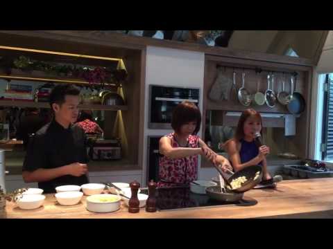 Dr Amy Khor demonstrates how to cook toasted cashew nut chicken