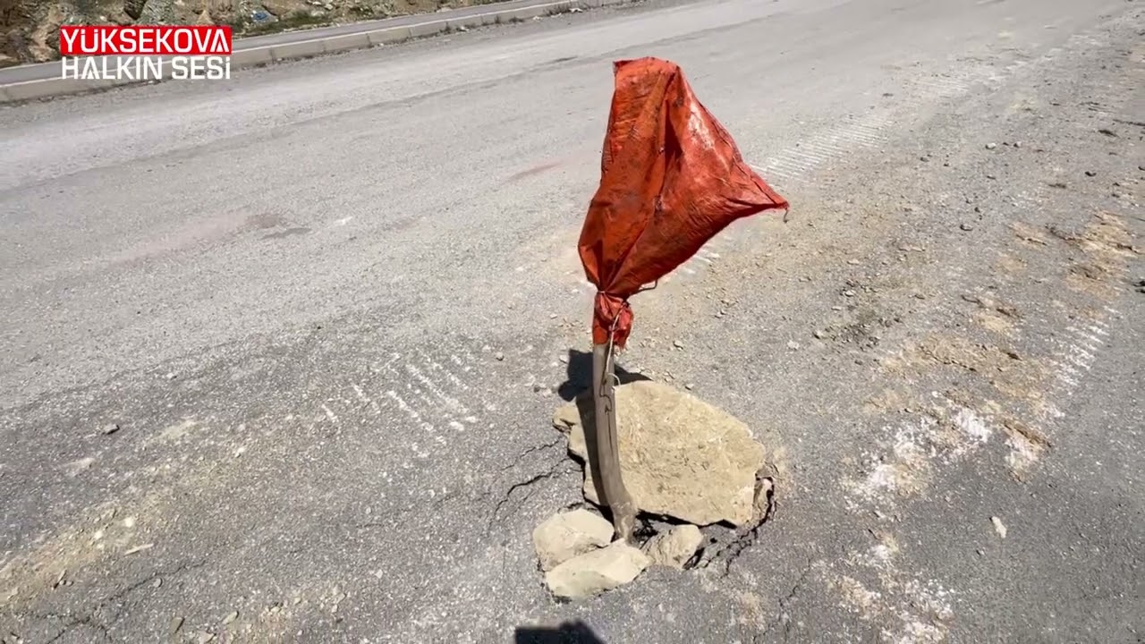 Çöken yol için mahalle sakinlerinden sopalı önlem