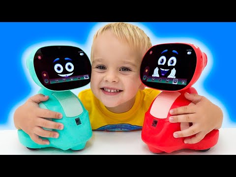 Vlad e Niki brincam com Miko - Robô de brinquedo inteligente para crianças