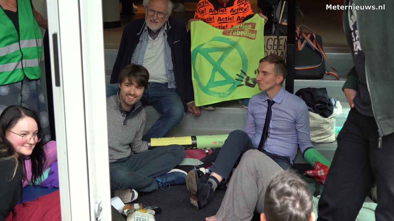 Extinction Rebellion ketend zich vast in bank Groningen (Video)