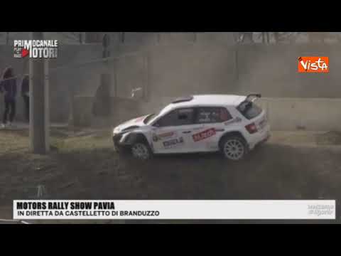 Incidente al Motors Rally Show di Pavia, una Skoda Fabia salta sul cordolo e si distrugge