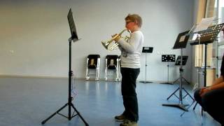 Ryan (8) speelt trompet.mov