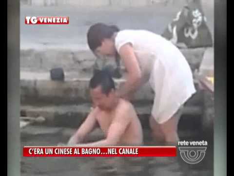 VENEZIA TG - 19/08/2015 - DEGRADO CINESE FA LA DOCCIA IN CANALE, I GONDOLIERI SI TUFFANO