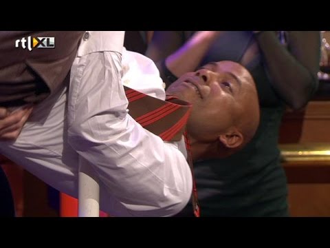 Humberto laat zijn paaldansmoves zien - RTL LATE NIGHT