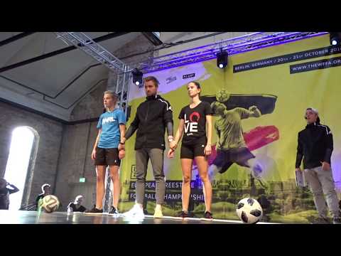 FC Twente-speelster Simone Kets eregast bij ‘meidendag’ BAS Voetbal FC Twente-speelster Simone Kets eregast bij ‘meidendag’ BAS Voetbal