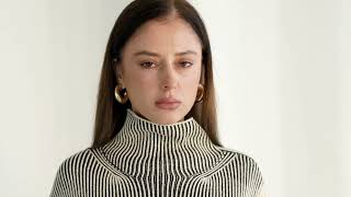 كنزة تريكو فاخرة واسعة مخططة – بيج - فيديو