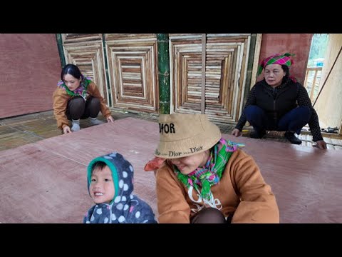 Duyen spread out the wooden planks, preparing to move to the farm.