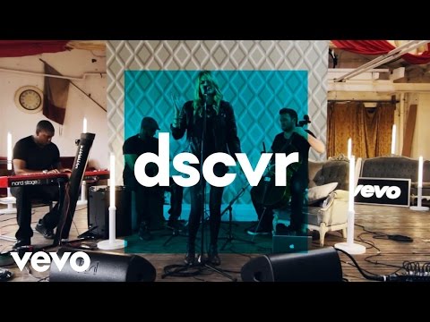Laura Doggett - Into The Glass - Vevo dscvr (Live)