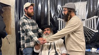 ‏ הרב שלום סבג שידור חי כ״ב בשבט (הרב שלום סבג) - התמונה מוצגת ישירות מתוך אתר האינטרנט יוטיוב. זכויות היוצרים בתמונה שייכות ליוצרה. קישור קרדיט למקור התוכן נמצא בתוך דף הסרטון